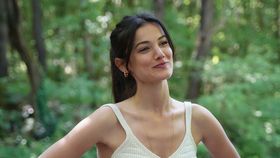 Pînar Deniz, frumoasa avocată Ceylin, din serialul de succes „Secrete de familie” îndrăgostită de frumusetea deșertului; aceasta s-a bucurat de o vacanță în Dubai, alături de iubitul ei